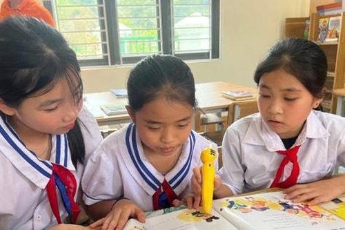 Quỹ Bảo trợ trẻ em Việt Nam hỗ trợ thư viện và trao quà cho trẻ em khó khăn