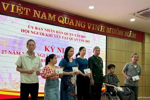 Hội Người khuyết tật quận Tây Hồ trao quà và máy tính hỗ trợ hội viên