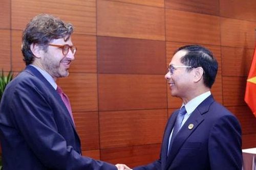 Việt Nam coi trọng hợp tác nhiều mặt với Colombia