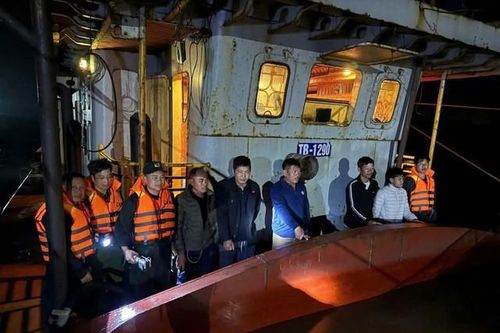 Nam Định: Bắt nhiều tàu khai thác cát trái phép, phát hiện 2 đối tượng làm giả giấy tờ