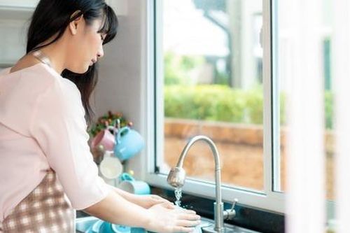 Làm vợ, làm mẹ toàn thời gian, lúc ly hôn được tòa phán quyết mức đền bù khiến chồng phải há hốc