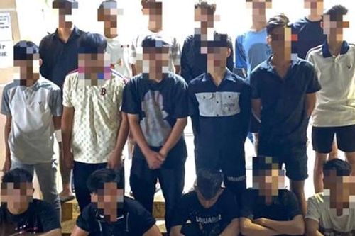 'Nhìn đểu' khi ngồi uống nước, nhóm thanh niên dùng dao đuổi đánh nhau