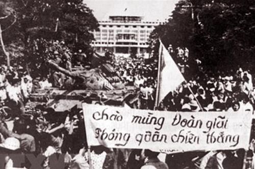 Hoa bất tử nở giữa lòng địch