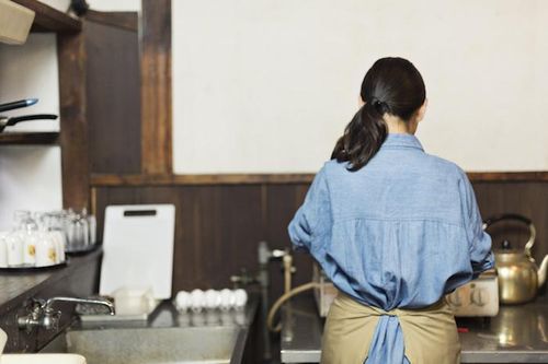 Phụ nữ làm việc nhà không được trả lương 15,5 giờ/tuần
