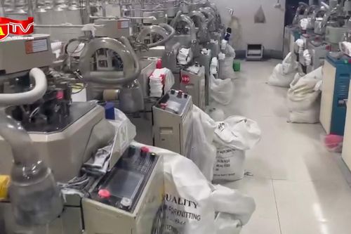 Cận cảnh dây chuyền sản xuất tất nội gắn mác ngoại