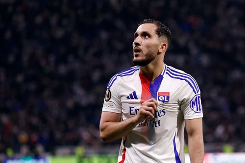 CĐV MU đòi mua tiền đạo Lyon