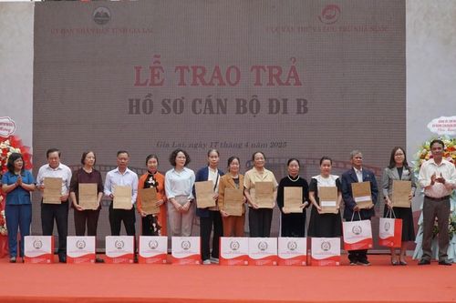 Gia Lai: Nhiều hồ sơ, kỷ vật cán độ đi B được trao tận tay cho thân nhân