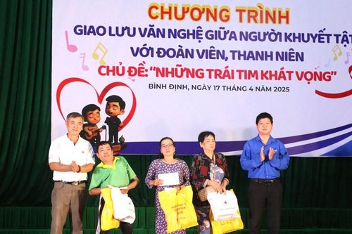 Lan tỏa yêu thương, tiếp thêm nghị lực cho người khuyết tật