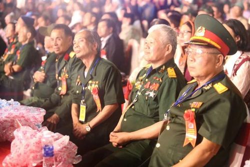 Trình Chủ tịch nước tặng quà người có công nhân kỷ niệm 50 năm Ngày Giải phóng miền Nam