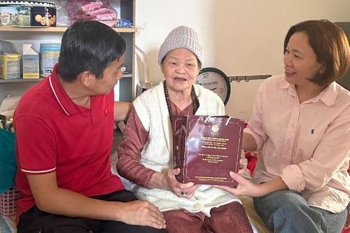 Hành trình thăm mẹ liệt sĩ Gạc Ma đầy xúc động