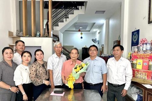 Trình Chủ tịch nước dành hơn 830 tỷ đồng tặng quà người có công nhân dịp 50 năm Ngày Giải phóng miền nam