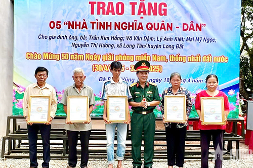 Bộ CHQS tỉnh Bà Rịa - Vũng Tàu trao tặng 5 căn nhà tình nghĩa quân dân