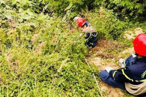 Vượt vực đá hiểm trở, cứu hộ thi thể dưới vực sâu