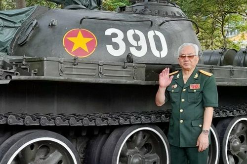 Khoảnh khắc xe tăng 390 húc đổ cổng Dinh Độc Lập: 'Mệnh lệnh từ trái tim'