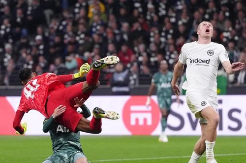 Tottenham trả giá đắt cho vé vào bán kết Europa League