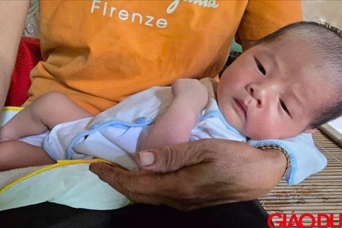 'Cơn khát sữa' đến nhói đau của bé thơ 10 ngày tuổi