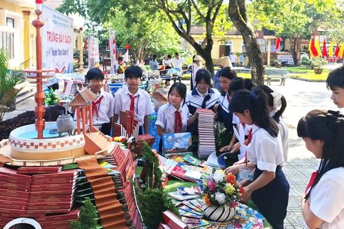 Trường học ở Quảng Trị trưng bày tư liệu và xếp mô hình sách nghệ thuật