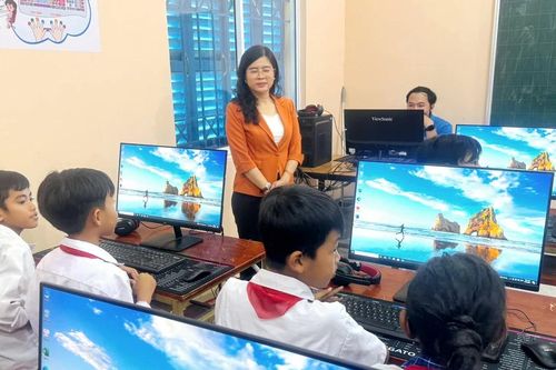 Học sinh vùng đặc biệt khó khăn tại An Giang được tặng phòng máy vi tính