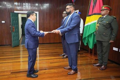 Đại sứ Bùi Văn Nghị trình Thư ủy nhiệm lên Tổng thống Cộng hòa hợp tác Guyana