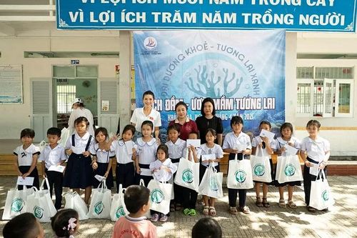 Người đẹp Diễm Nhi: Trao quà yêu thương và lan tỏa thông điệp bảo vệ đại dương