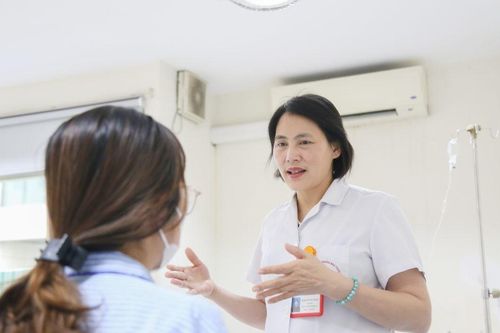 Cô gái trẻ mù 2 mắt sau khi cắt mí