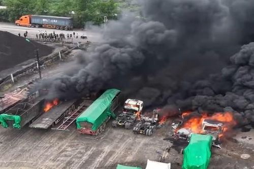 Nhiều xe đầu kéo container bị cháy tại bãi đỗ xe cảng Phú Thái