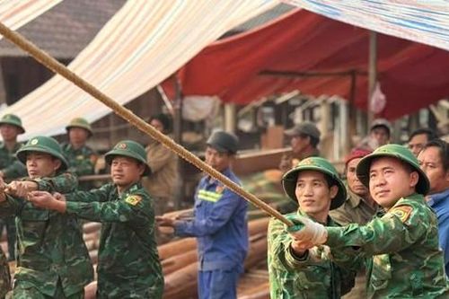 Thanh niên, chiến sĩ biên phòng giúp người dân xóa nhà tạm