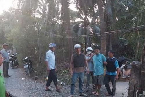 Vây bắt đối tượng đánh đập cha và anh ruột rồi cầm dao cố thủ