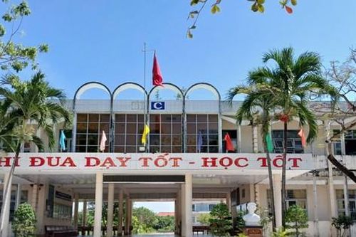 Hiệu trưởng và 2 cấp phó bị xem xét kiểm điểm do giáo viên tố cáo