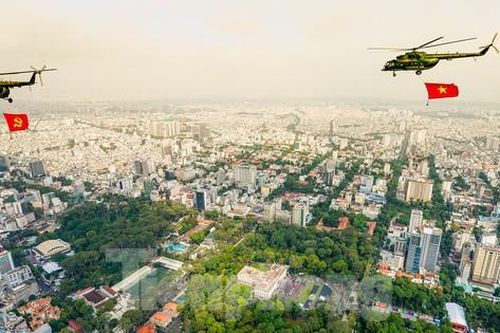 Cờ Tổ quốc tung bay trên nóc Dinh Độc Lập