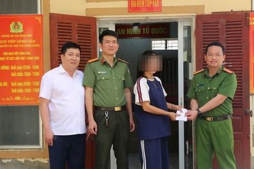 Bất ngờ nhận lại lắc tay 300 triệu đồng rơi ở sân bay
