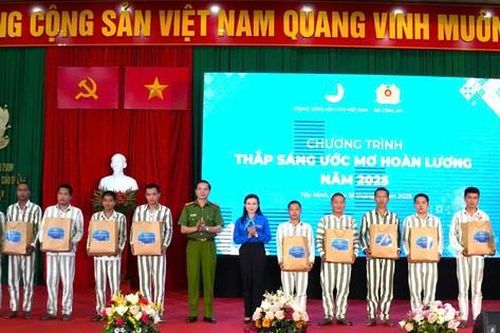 'Thắp sáng ước mơ hoàn lương' cho 300 phạm nhân