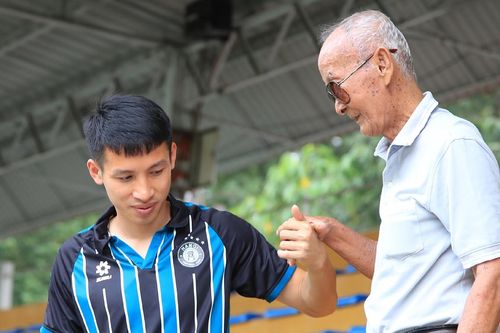 Hùng Dũng, Thành Chung tri ân các cựu danh thủ Việt Nam