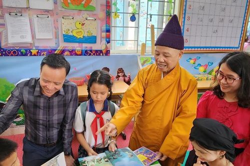 Tặng tủ sách cho học sinh vùng cao lan tỏa văn hóa đọc