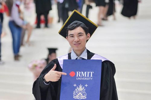 Từ học bổng thay đổi cuộc đời đến lớp học tiếng Anh cho trẻ vùng quê