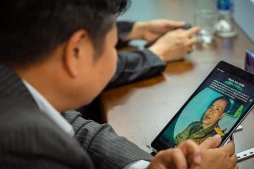 Ứng dụng công nghệ tích hợp AI giúp con cháu 'nói chuyện' với ông bà đã khuất