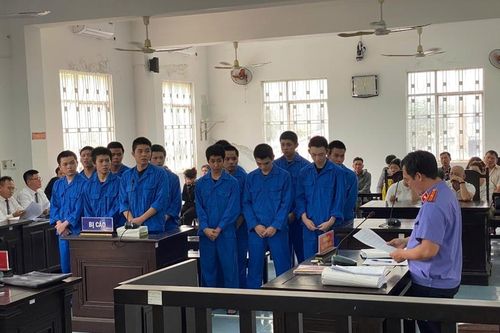 Xét xử 13 bị cáo gây rối trật tự công cộng