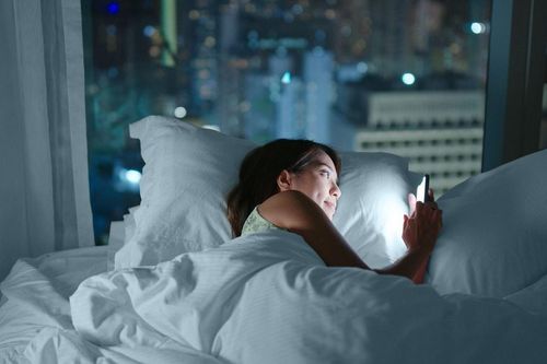 Thói quen lướt điện thoại trên giường tăng nguy cơ mất ngủ đến 59%