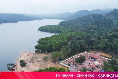 Cận cảnh Đền thờ anh hùng liệt sỹ trong lòng hồ Kẻ Gỗ