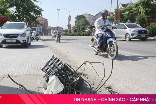 Nhiều tuyến đường ở Nghèn bị mất, hư hỏng nắp mương thoát nước