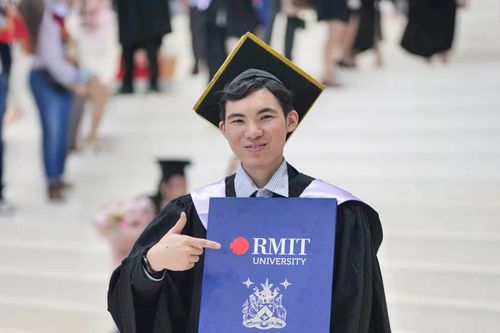 Hành trình từ nhân viên trại gà đến tân cử nhân Đại học RMIT của nam sinh Hà Nội