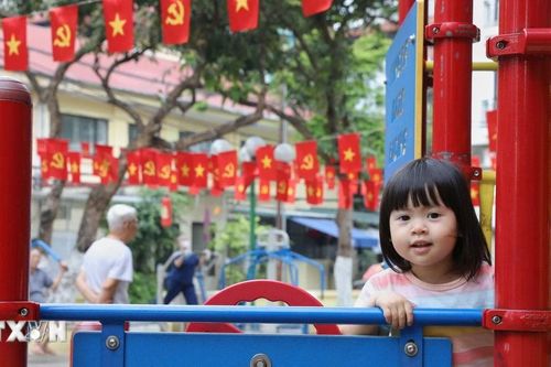Hân hoan cờ đỏ sao vàng trên khắp các phố phường Hà Nội vào ngày tháng 4 lịch sử