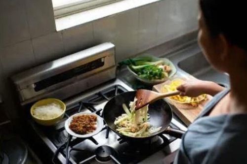Người phụ nữ mắc ung thư đại tràng, bác sĩ cảnh báo thói quen vô số người mắc phải