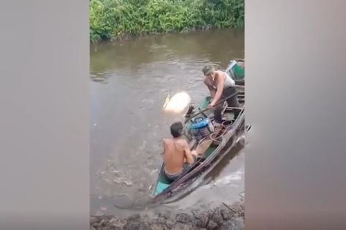 Xuống kênh nhặt bóng, cậu bé bị cá sấu cắn tử vong