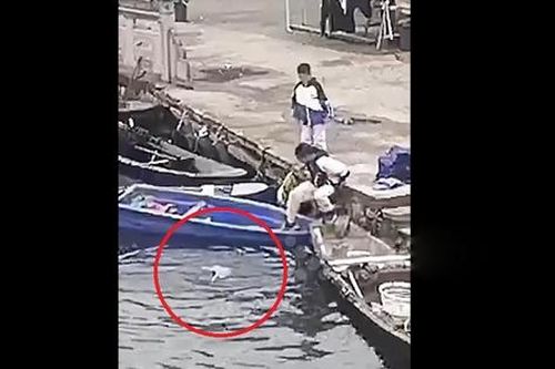 Phản ứng cực nhanh, 2 cậu bé cứu sống bé gái bị đuối nước