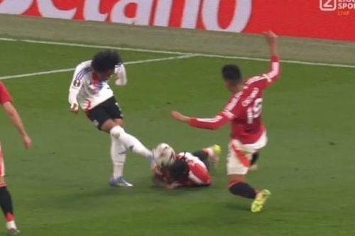 Phản ứng của CĐV Man Utd khi Leny Yoro dùng đầu để cản cú sút nguy hiểm