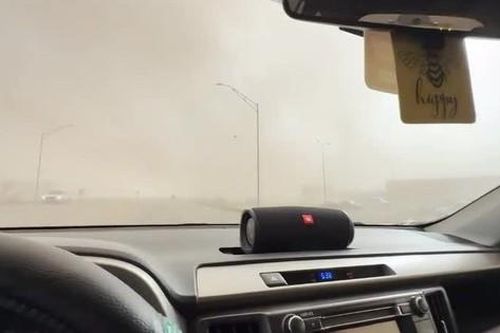 Bão bụi và lốc xoáy gây hỗn loạn ở Nebraska