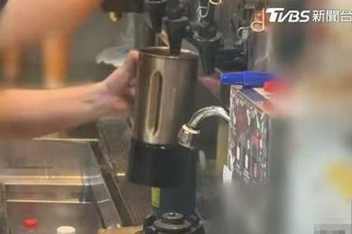 Muốn 'dằn mặt' nhân viên, chủ quán trả lương theo cách gây phẫn nộ