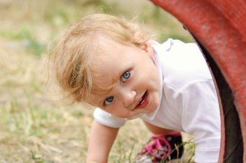 Vì sao ký ức trước 3 tuổi thường biến mất? Sự thật kỳ lạ về trí nhớ con người