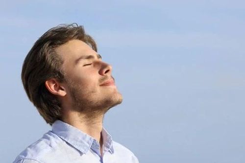 Vì sao không cần để ý, con người vẫn có thể thở đều đặn?